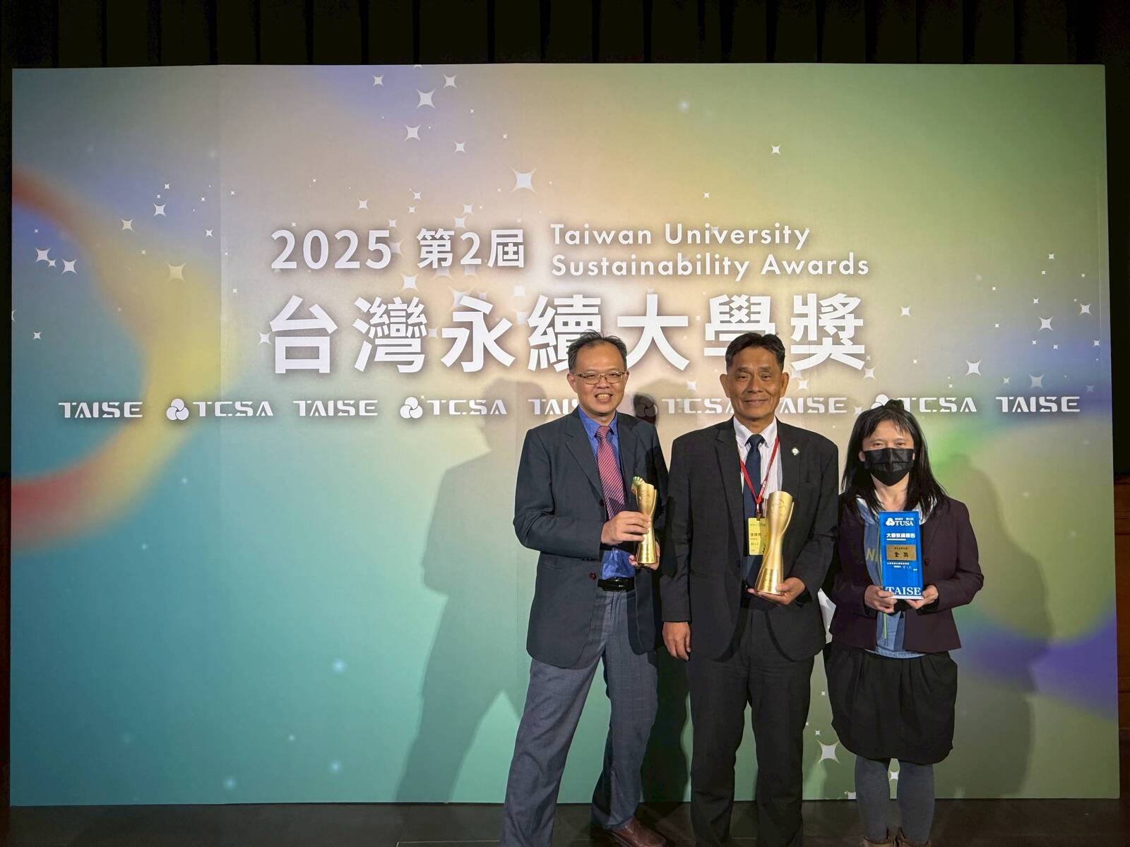 國立東華大學徐輝明校長（中）、何俐眞總務長（右）、李俊鴻永續長（左）出席 2024 臺灣永續大學獎頒獎典禮(另開新視窗/jpg檔)圖片